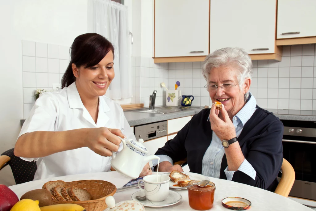 Pflegekraft des Selena Pflegediensts unterstütz Seniorin beim Kochen, Reinigen und Einkaufen